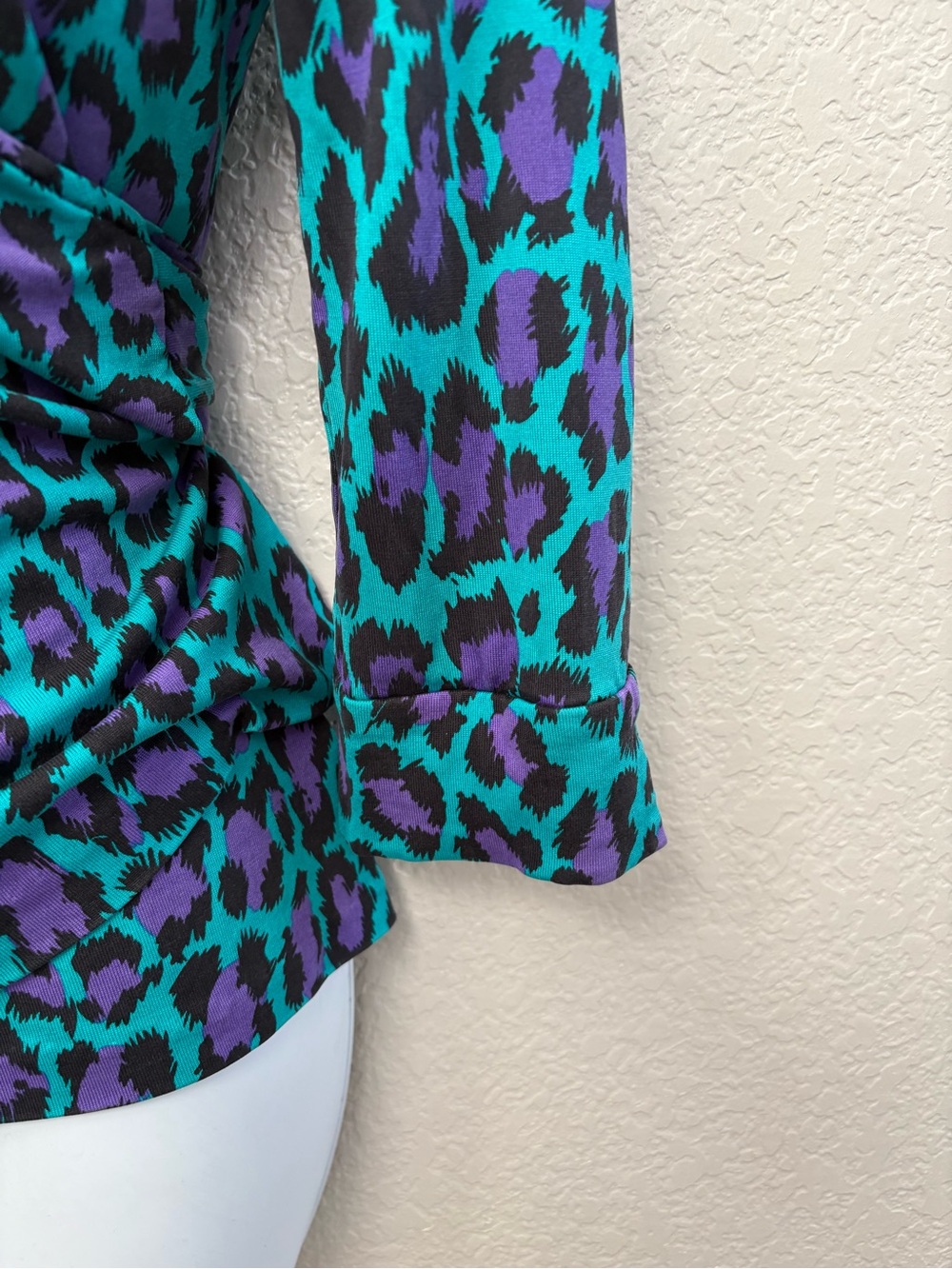 Diane Von Furstenberg Vintage Silk Teal & Purple Leopard Wrap Blouse Size 6 EUC - Picture 4 of 7